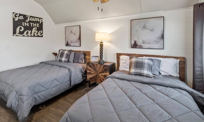 Oil City Cabin | Stargazer- Caddo Lake Cabin with Kayaks