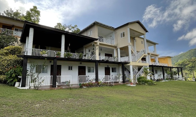 Silver Hill Gap Ski Chalet | Starlight Chalet-Blue Mountain Escape-hiking trails, rivers & birding-breakfast.
