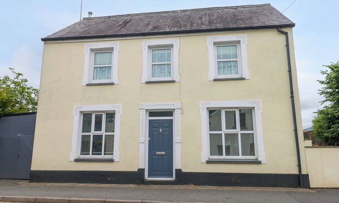 Cilgerran Cottage | STATION HALL, pet friendly, country holiday cottage in Cilgerran