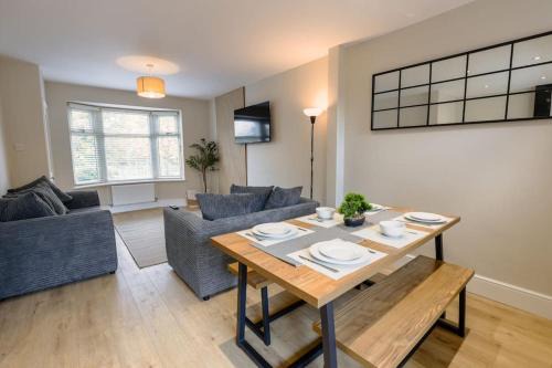 Runcorn House | 'Station House' Cosy Renovated Family-Friendly Home in Runcorn, Cheshire - Train Station Liverpool Chester Links, Brindley Theatre