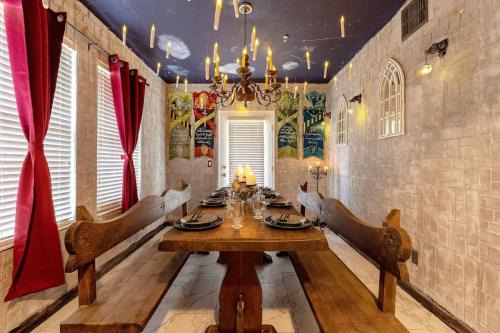 Lakeside Estates House | Stay at Hogwarts Harry Potter's Home, Free Parking, Pets Allowed