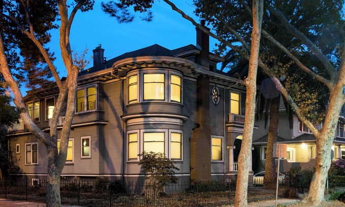 San Jose House | Stay in a historic Victorian built in 1906; walk to downtown San Jose