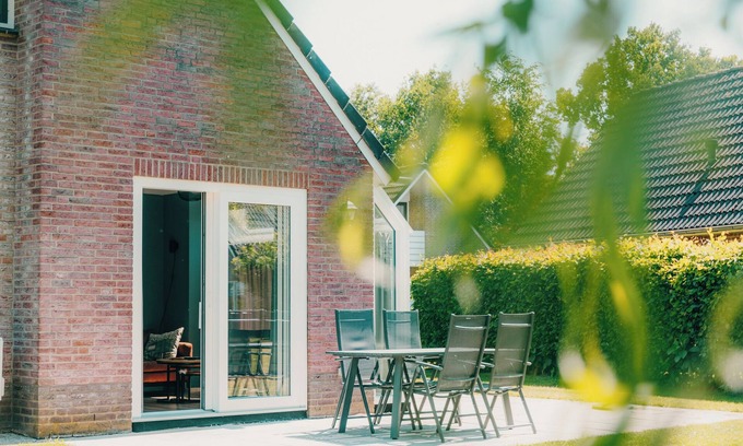 Nieuw Heeten House | Stay in Bungalow Schipbeek Plus for 6 persons at Vakantiepark de Sallandshoeve and enjoy comfort, tranquility, and nature in Overijssel.