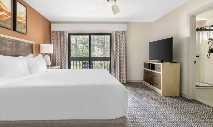 Sapphire Resort | Stay Minutes From Panthertown Valley Trail! Pools, Business Center, Free Parking