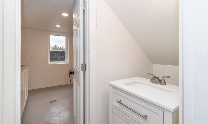 Dickinson House | Stay next to DSU Campus!