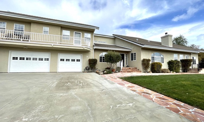 Paso Robles House | Stay on a Working Vineyard moments from Downtown Paso Robles Heated Pool avail.