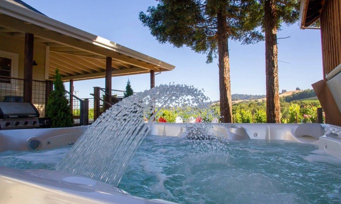 Healdsburg House | Stay on the vineyard, hot tub &pool. 5 Queen suites, chef's kitchen, wrap porch