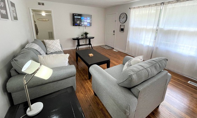 Center Point House | Stay @ The Hilltop - Gorgeous Remodel 14 min. to DT