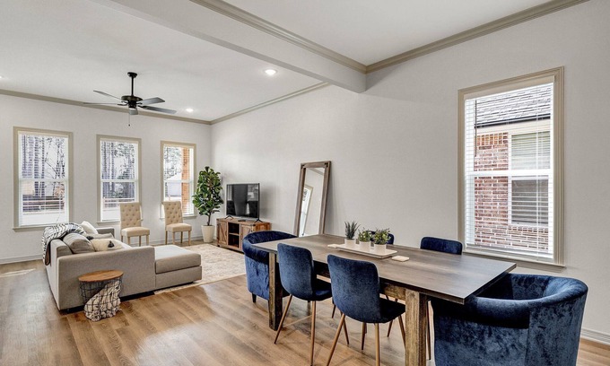 Tyler House | STAY TYLER @Alamo Lux Livin up to 11-Fast wifi