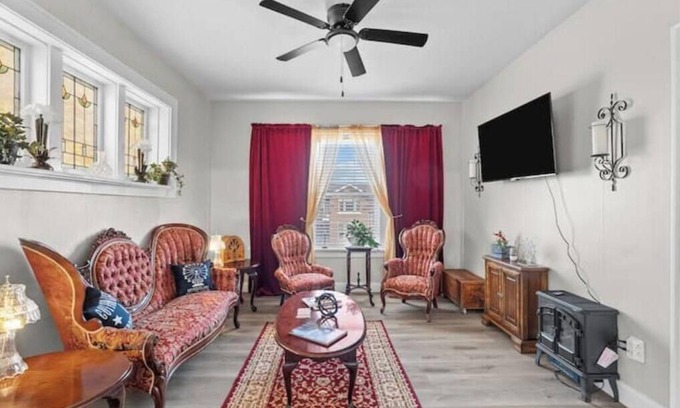 Southwest Garden Apartment | Stay, Work & Play, 2bd w/office near Downtown St Louis