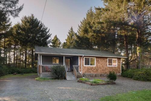 Rockaway Beach House | #StayInMyDistrict Cozy Rockaway Beach Cottage