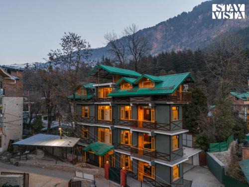 New Manali Apartment | StayVista at Johnson Studios with Views and Wi-Fi