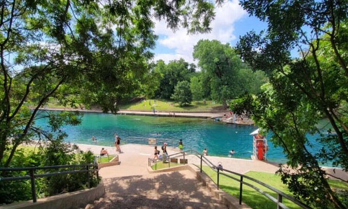 North University House | Steps 2 Live Music! Near DT& UT! Sleeps 10, XBOX & Ps5, Luxury