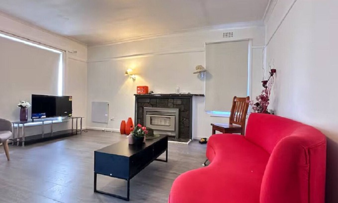 North Shore House | Steps from Train &Beach 2 Mins2 Spirit of Tasmania