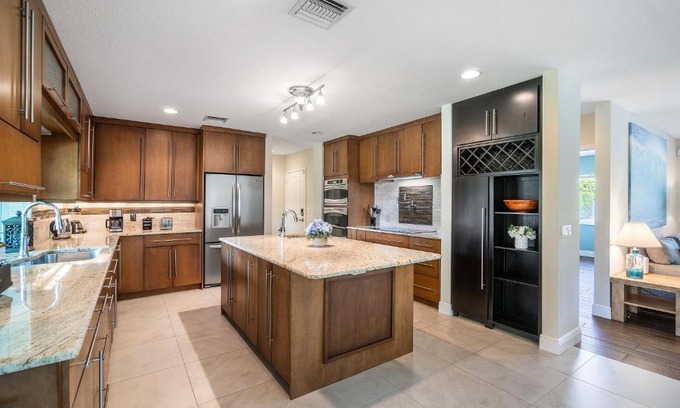 Singer Island House | Steps to Beach! Luxe Stay-Chef's Kitchen and Lanai