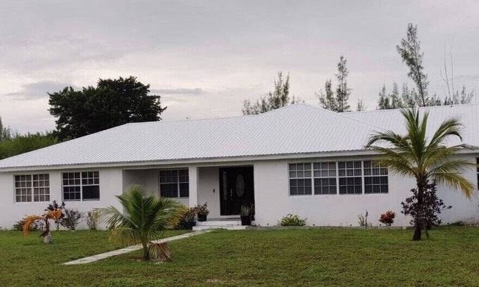 Windsor Park House | STEPS TO BEACH & WALK TO SHOPPING, DINING, WATER SPORTS & ENTERTAINMENT