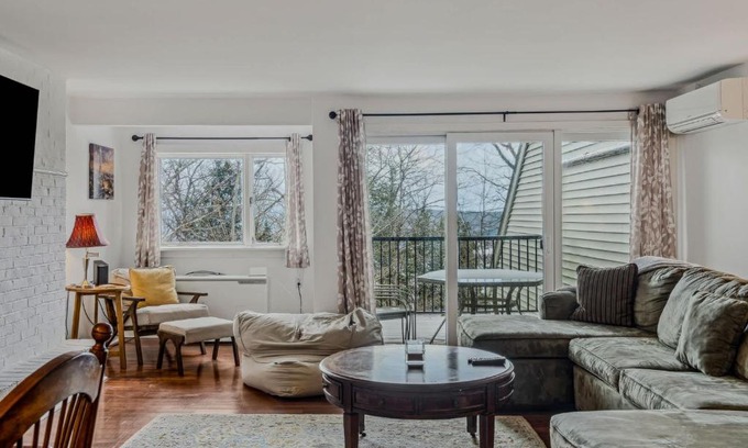 West Hartford House | Steps to Ski Trail Fireplace - Kingswood 1B