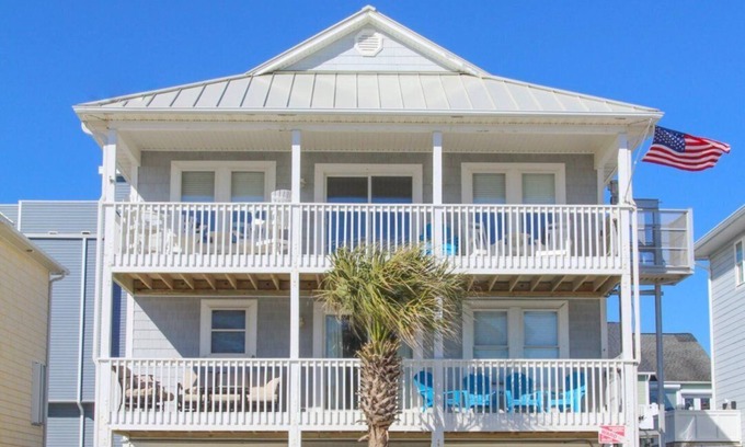 Surf City House | Steps to the Beach and Downtown Surf City + Charter Discount!