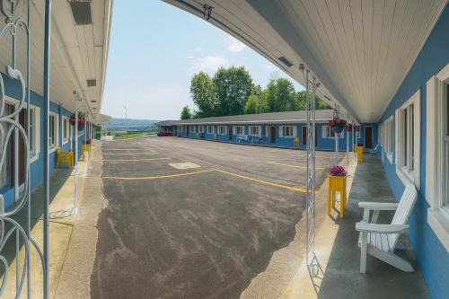 Woodstock Hotel | Stiles Motel Hill View