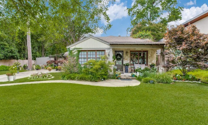 The Peninsula Cottage | Stone Cottage Guest House at White Rock Lake