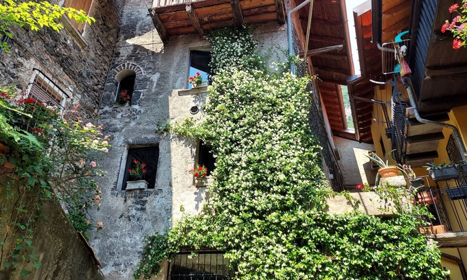 Sala Comacina House | Stone house of 1100 on three levels a few steps from the lake with free boat