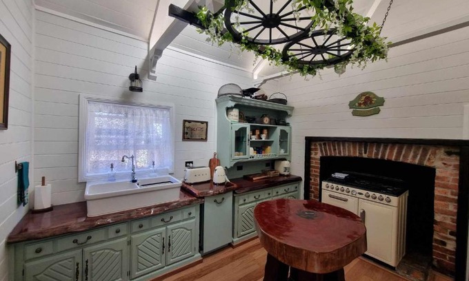 Stroud House | Storekeepers Cottage Guesthouse