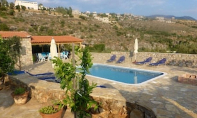 Stoupa Villa | Stort gresk stenhus med svømmebasseng og romslige uteområder.