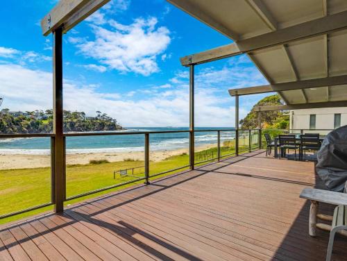 Malua Bay House | 'Strathnaver' - Waterfront Beach House