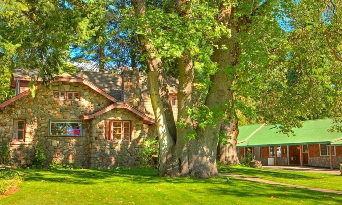 Mount Shasta Hotel | Strawberry Valley Inn