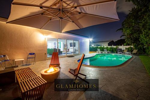 Ojus Villa | Striking Urban Villa Backyard BBQ Fire Pit Pool