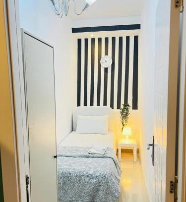 Al Barsha 1 House | Strips Partition Room Al barsha 1 Near MOE Metro