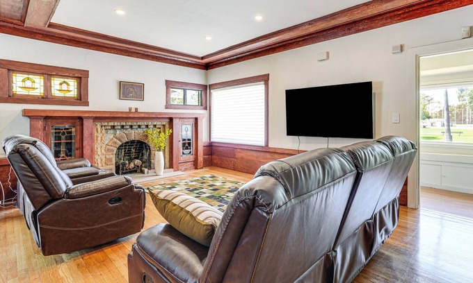 West Alameda House | Stroll to SF Bay Beaches! Cozy Home in Alameda