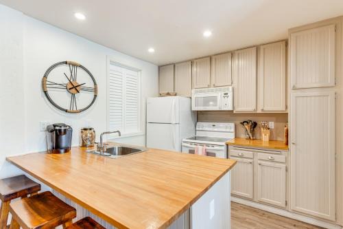 Mammoth Lakes Apartment | Stroll to The Village Year-Round Family Getaway