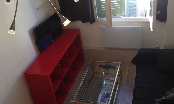 Avignon City Centre Apartment | STUDIO 100% equipped, intra muros Crillon, AIR CONDITIONING, Net+WIFI, cleaning included