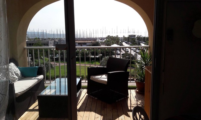 Toulon - Hyeres Apartment | Studio 4 pers sea view, parking, wifi, air conditioning, household linen provided.