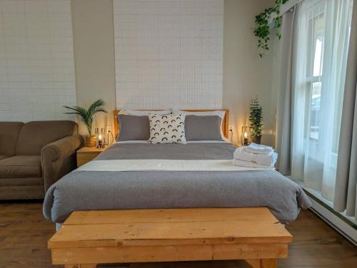 Ste Anne de Beaupre Apartment | Studio 5 - 2 min du Bord de l'eau, Foyer and Barbecue