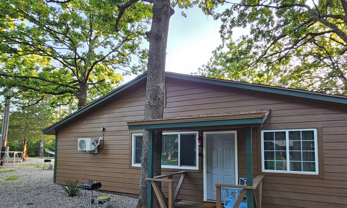Lebanon Condo | Studio #5 at Bennettscape Lodge with AC, WiFi by Bennett Spring State Park MO