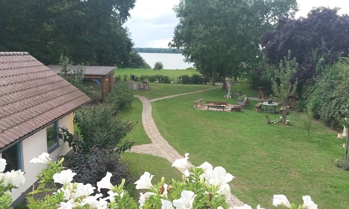 Dobin am See Apartment | Studio Apartment 'Fewo Inselblick - Am Schweriner See' with Lake View, Private Terrace and Wi-Fi