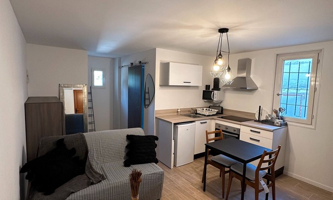 Sollies-Toucas Apartment | Studio Apartment 'Sur Un Domaine D'oliviers' with Mountain View, Wi-Fi and Air Conditioning
