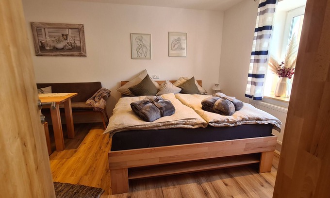 Weissenstadt Apartment | Studio Apartment 'Rosenzauber Kraxler Pärchen' with Shared Garden and Wi-Fi