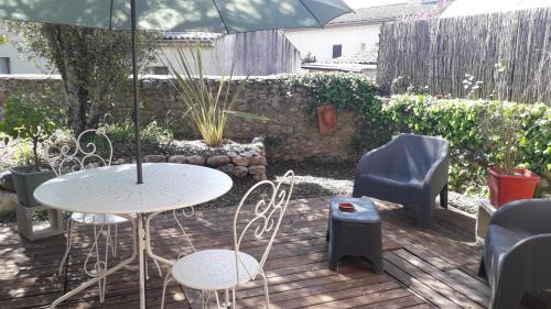 Vallon-Pont-d'Arc House | Studio Centre Vallon jardin parking 400m du Marché Rivière et Commerces