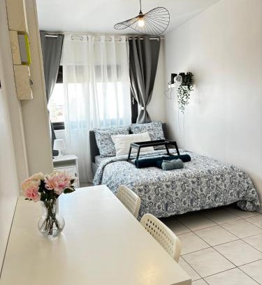Saint-Ouen Apartment | Studio cosy avec vidéoprojecteur, à 100m du métro