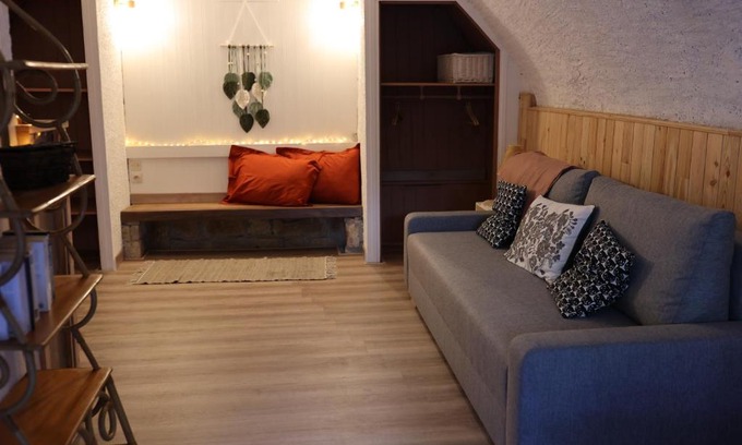 Saint-Laurent-la-Roche Apartment | Studio des mésanges