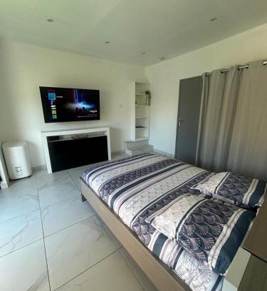 Mas Thibert Apartment | Studio en bas de villa