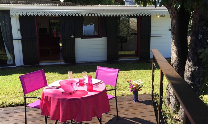 Piton Saint-Leu Apartment | Studio "Fleur de Canne": independent quiet very comfortable garden sea view