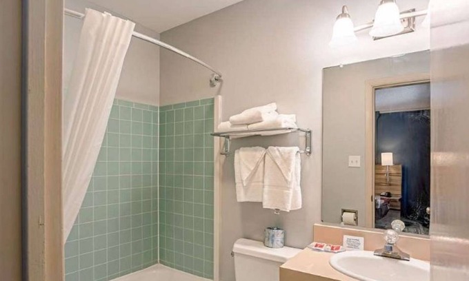 Clinton Apartment | Studio in Clinton, IA+ breakfast and cleaning INCLUDED!