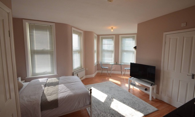 Walthamstow Apartment | Studio in the Heart of Walthamstow Village