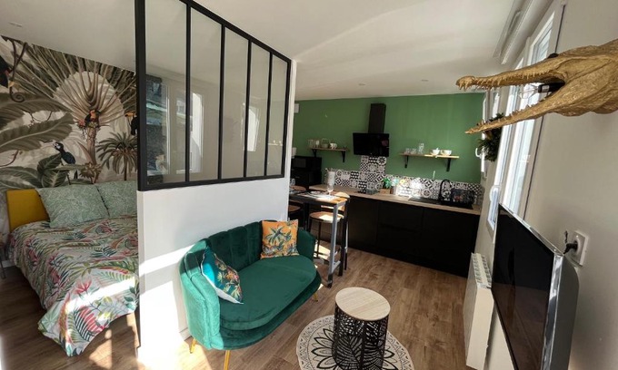 Lorient Apartment | STUDIO JUNGLE - HYPEr CENTRE LORIENT