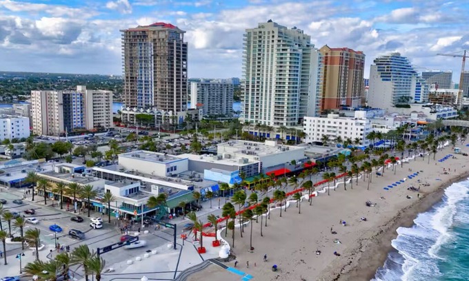 Central Beach Condo | Studio off Las Olas- Steps to the Beach