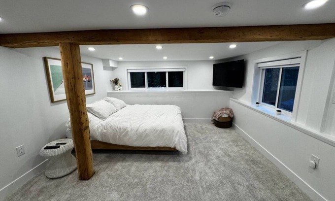 Central Lonsdale Apartment | Studio Suite - A great suite for ski bums on the North Shore! (Ski storage incl)